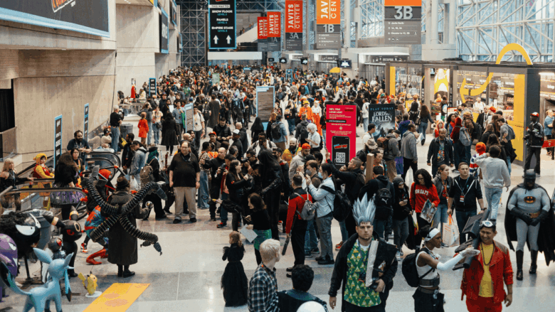 "Jovens jogando videogame em evento de e-sports lotado" "Cosplayers fantasiados de super-heróis Marvel na Comic Con" "Setup gamer moderno com múltiplos monitores e RGB" "CEO de tecnologia apresentando inovação em inteligência artificial"